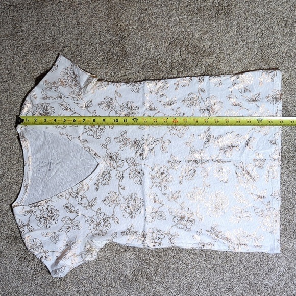 A new way white v-neck Tshirt with gold flower pattern, size small - Picture 3 of 5